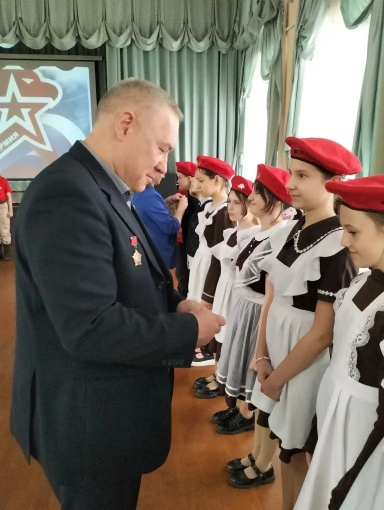Будь Первым!  Мы — ЮНАРМИЯ!  🇷🇺 В актовом зале нашей школы прошла торжественная церемония вступления