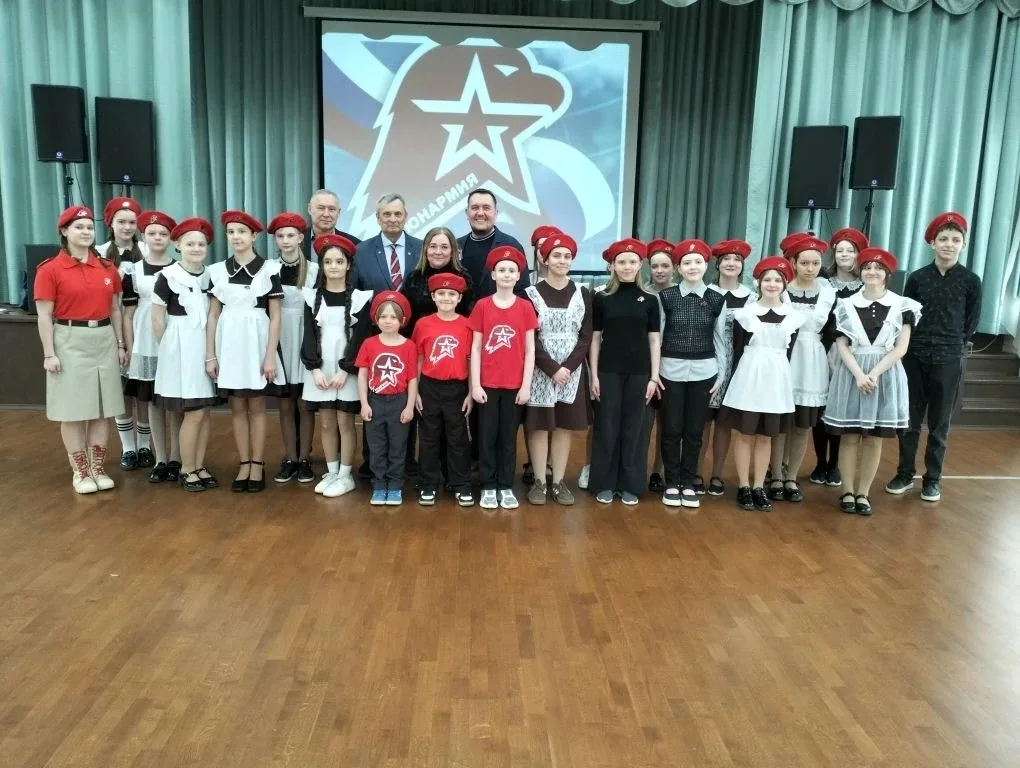 Будь Первым!  Мы — ЮНАРМИЯ!  🇷🇺 В актовом зале нашей школы прошла торжественная церемония вступления