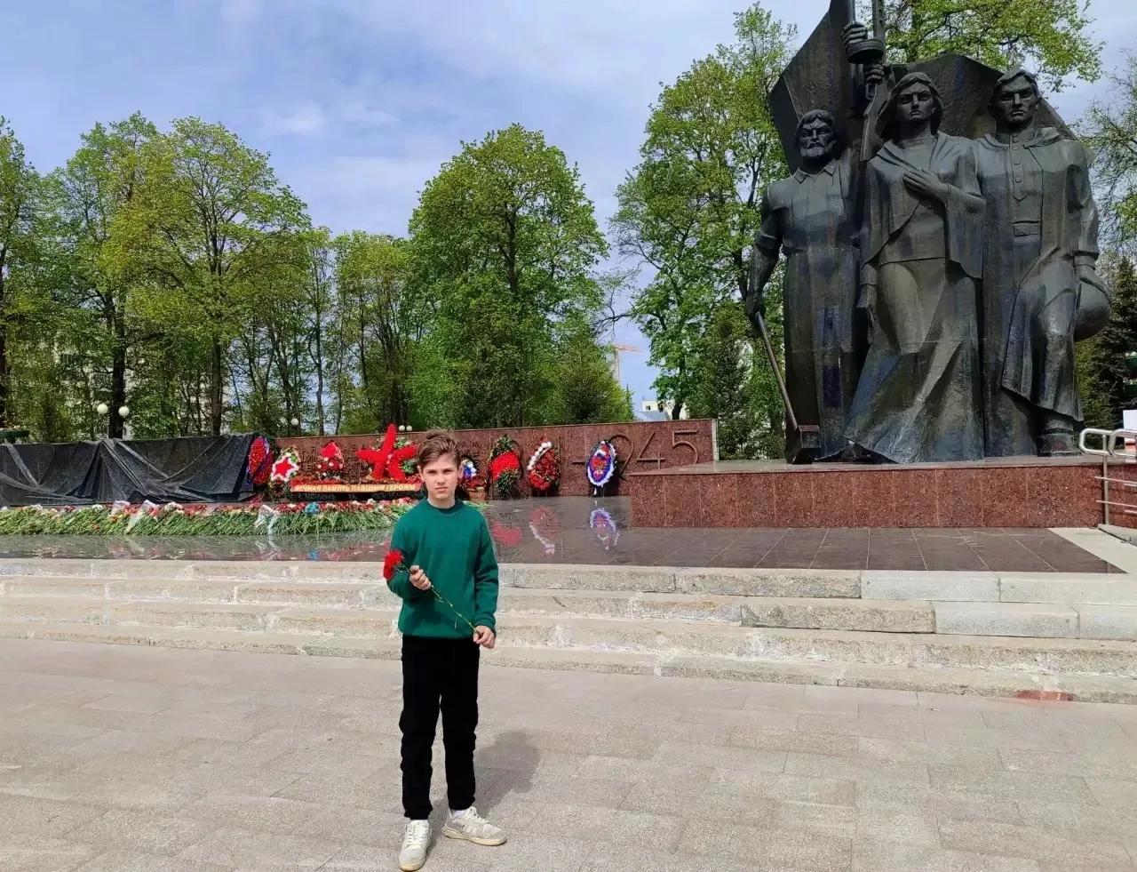 Школьные новости  Юный хранитель истории на параде Победы  📅 9 мая ученик 3 «А» класса, участник про