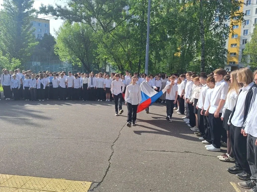 Церемония поднятия Государственного флага РФ  🇷🇺Новая учебная неделя в нашей школе традиционно старт