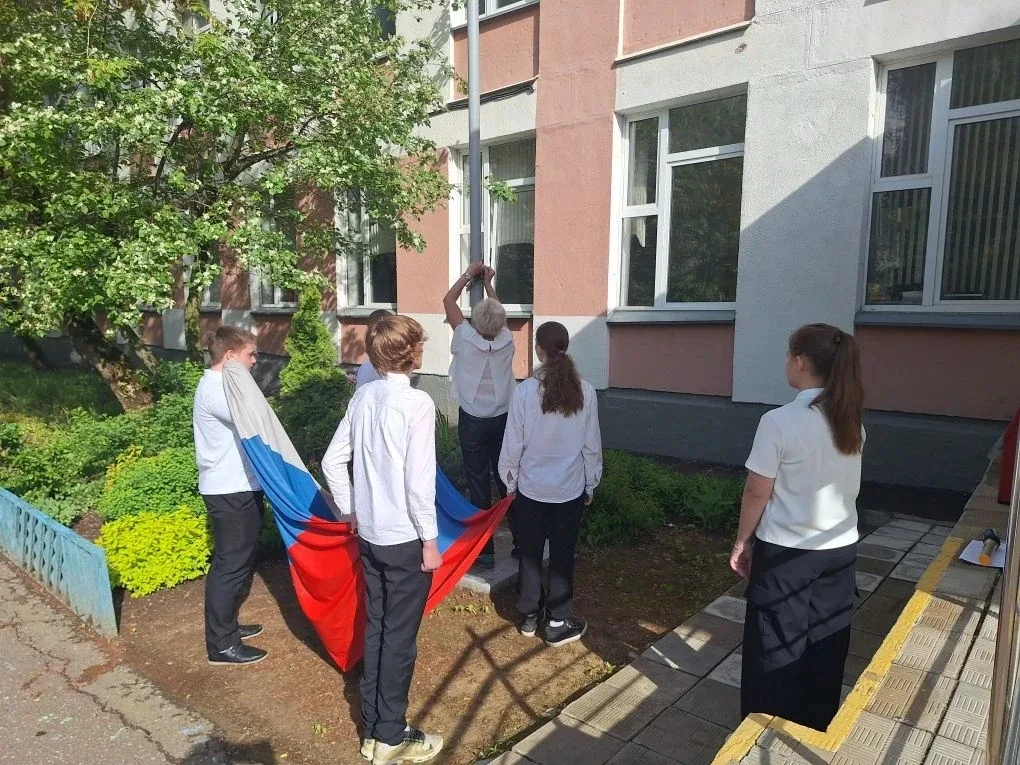 Церемония поднятия Государственного флага РФ  🇷🇺Новая учебная неделя в нашей школе традиционно старт