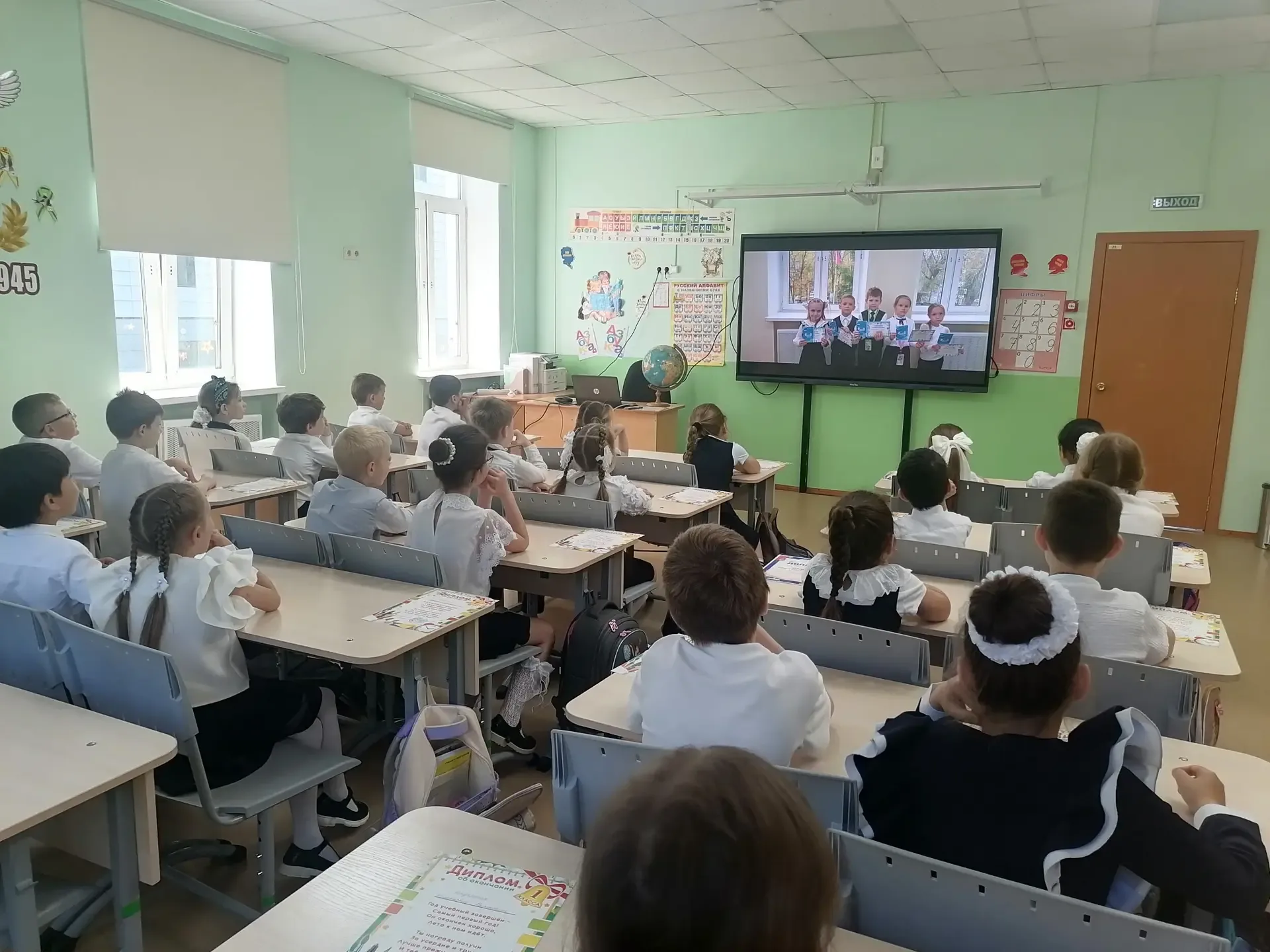 🎉 "Первый класс: финал с улыбкой"   В УК 3 прошёл настоящий праздник — торжественное окончание 1 кла