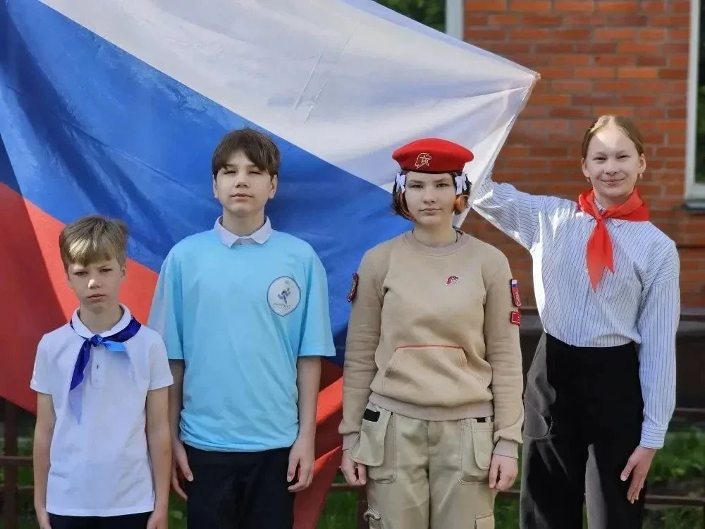 🇷🇺Церемония поднятия Государственного флага Российской Федерации  Традиционно начинаем учебную недел