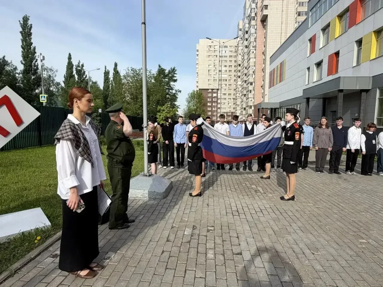 🇷🇺Церемония поднятия Государственного флага Российской Федерации  Традиционно начинаем учебную недел
