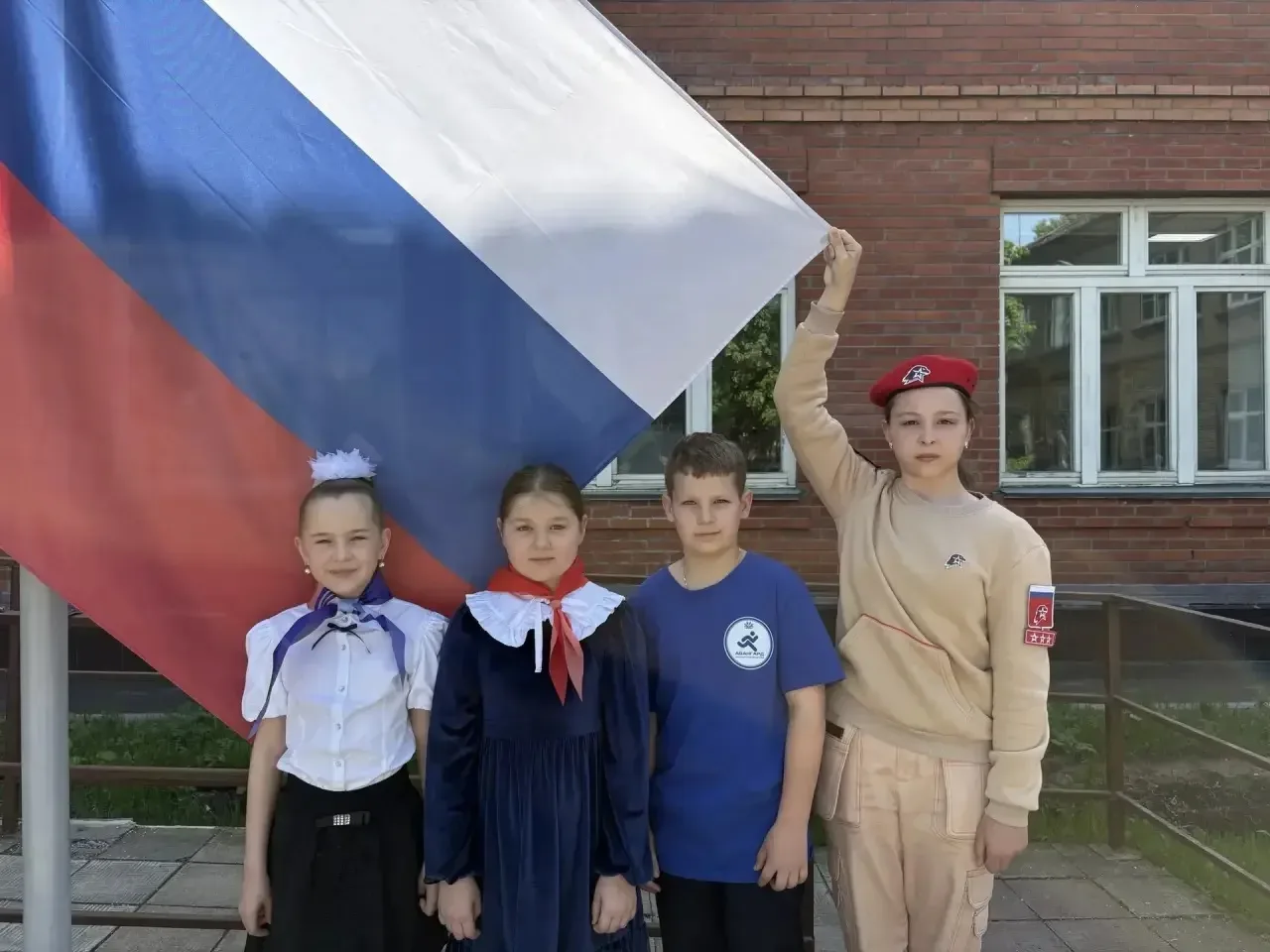 🇷🇺Церемония поднятия Государственного флага Российской Федерации  Традиционно начинаем учебную недел