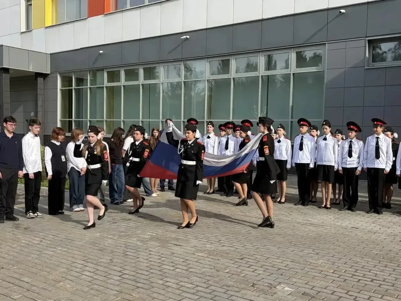 🇷🇺Церемония поднятия Государственного флага Российской Федерации  Традиционно начинаем учебную недел
