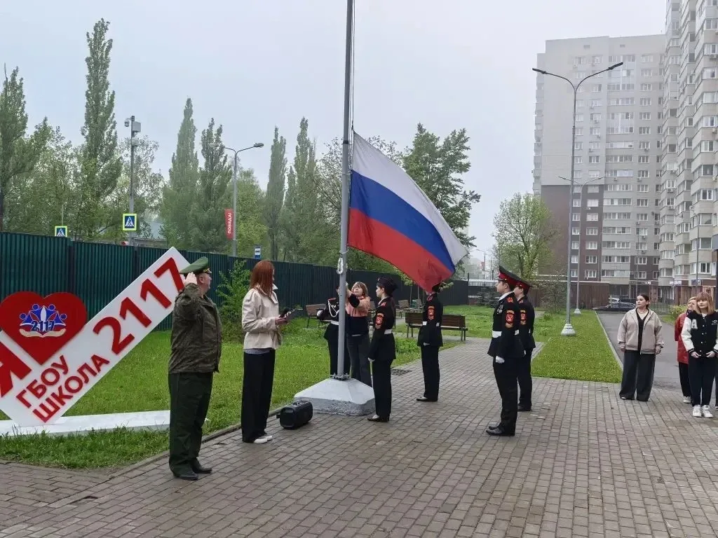 🇷🇺Церемония поднятия Государственного флага Российской Федерации  Традиционно начинаем учебную недел