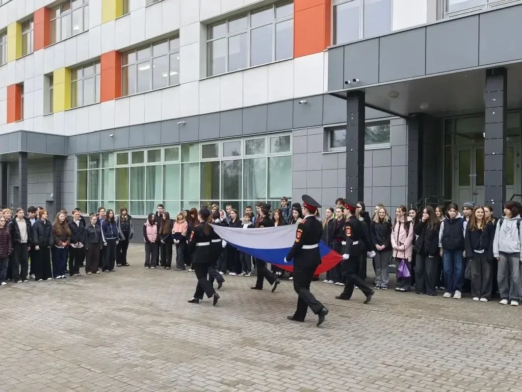 🇷🇺Церемония поднятия Государственного флага Российской Федерации  Традиционно начинаем учебную недел