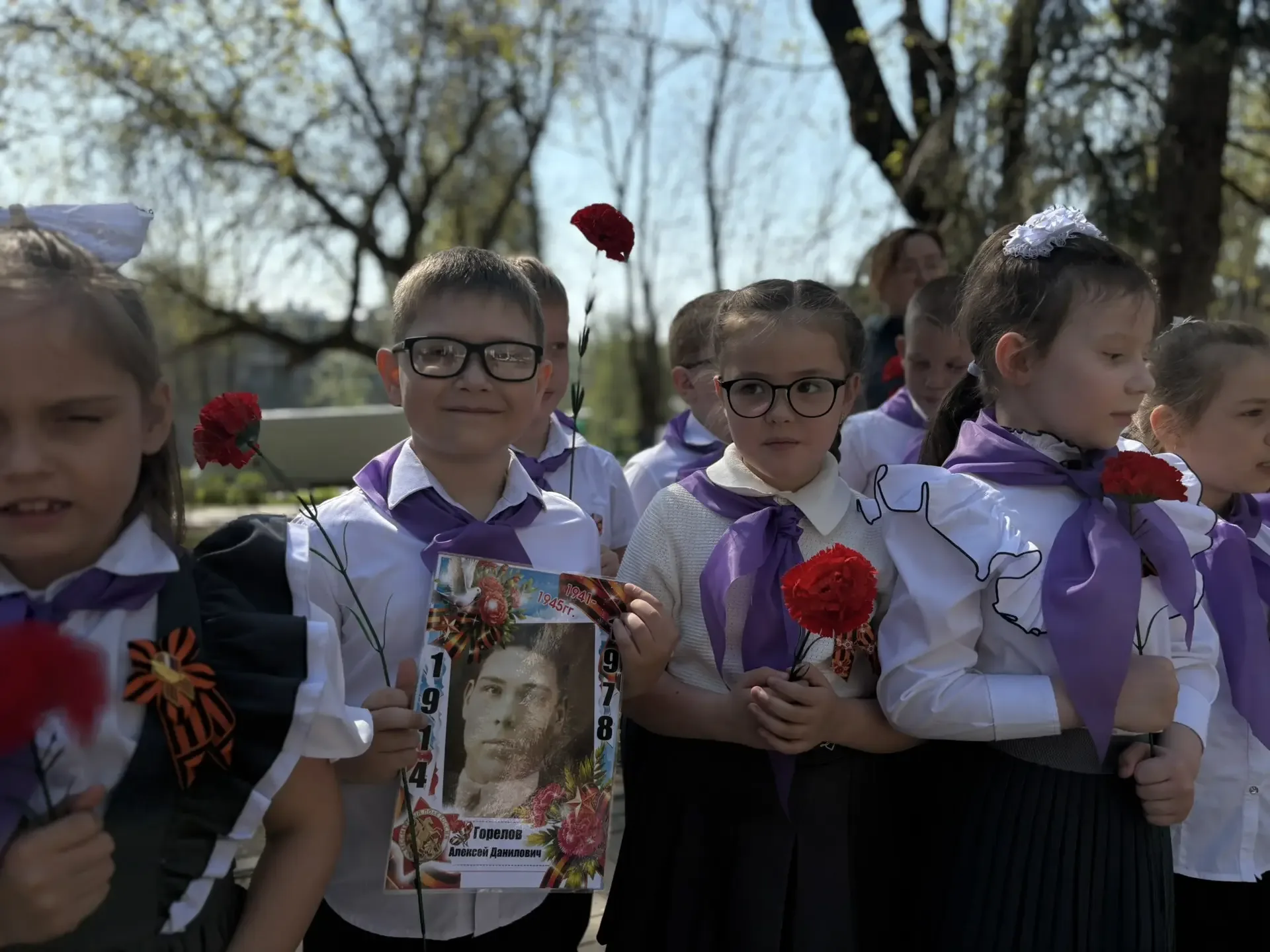🌟 Линейка ко Дню Победы: помним и чтим! 🌟  Сегодня в нашей школе прошла торжественная линейка, посвя