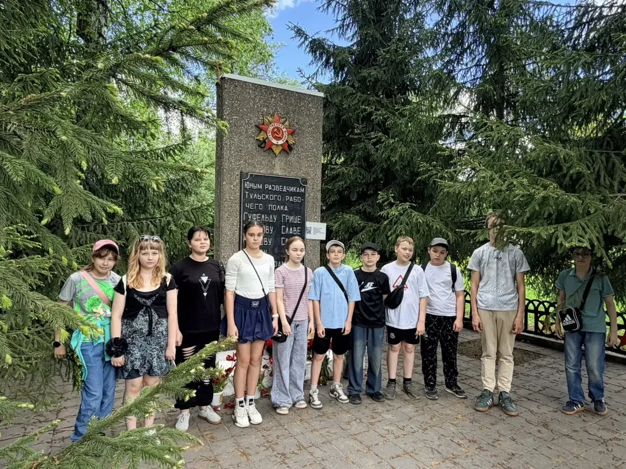 🎇 Победу создают люди  Ученики 5 «А» класса совершили памятное путешествие — они посетили памятник в