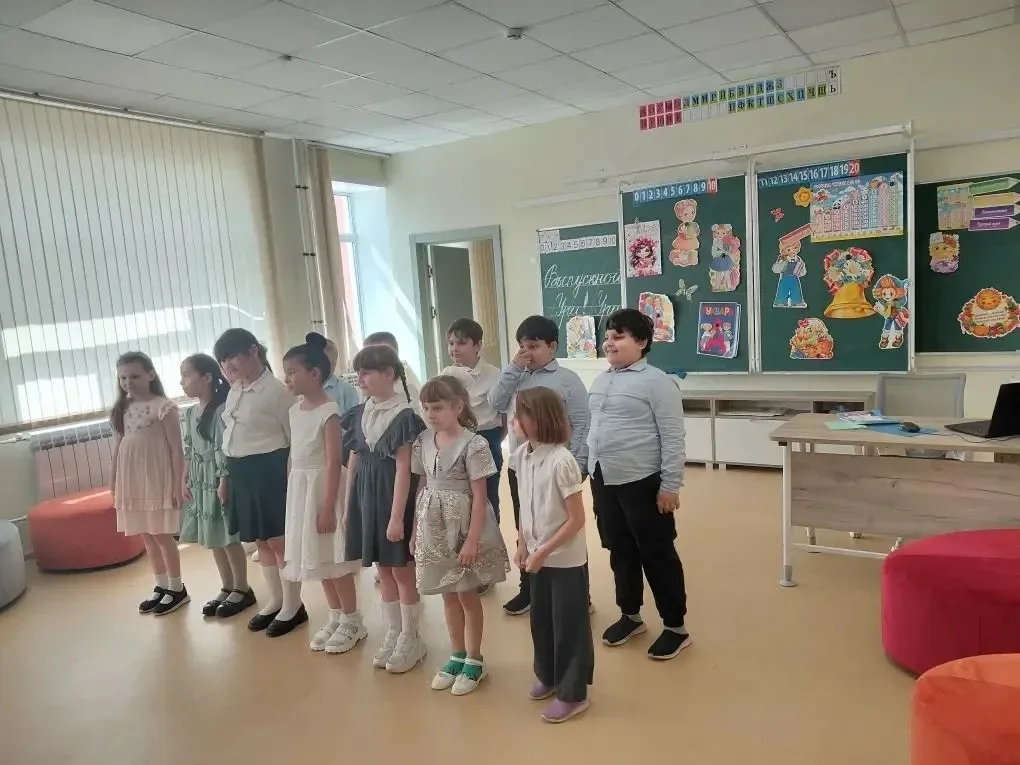 🎉 Прощание с первым классом: яркий праздник в 1Б! 🎉  Сегодня в нашем школе состоялся трогательный и 