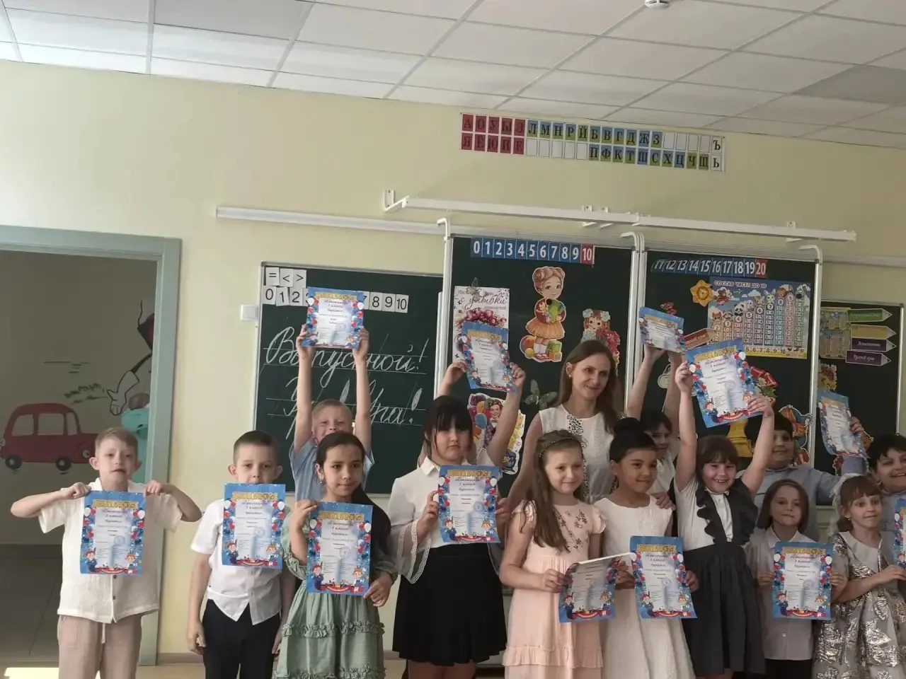🎉 Прощание с первым классом: яркий праздник в 1Б! 🎉  Сегодня в нашем школе состоялся трогательный и 