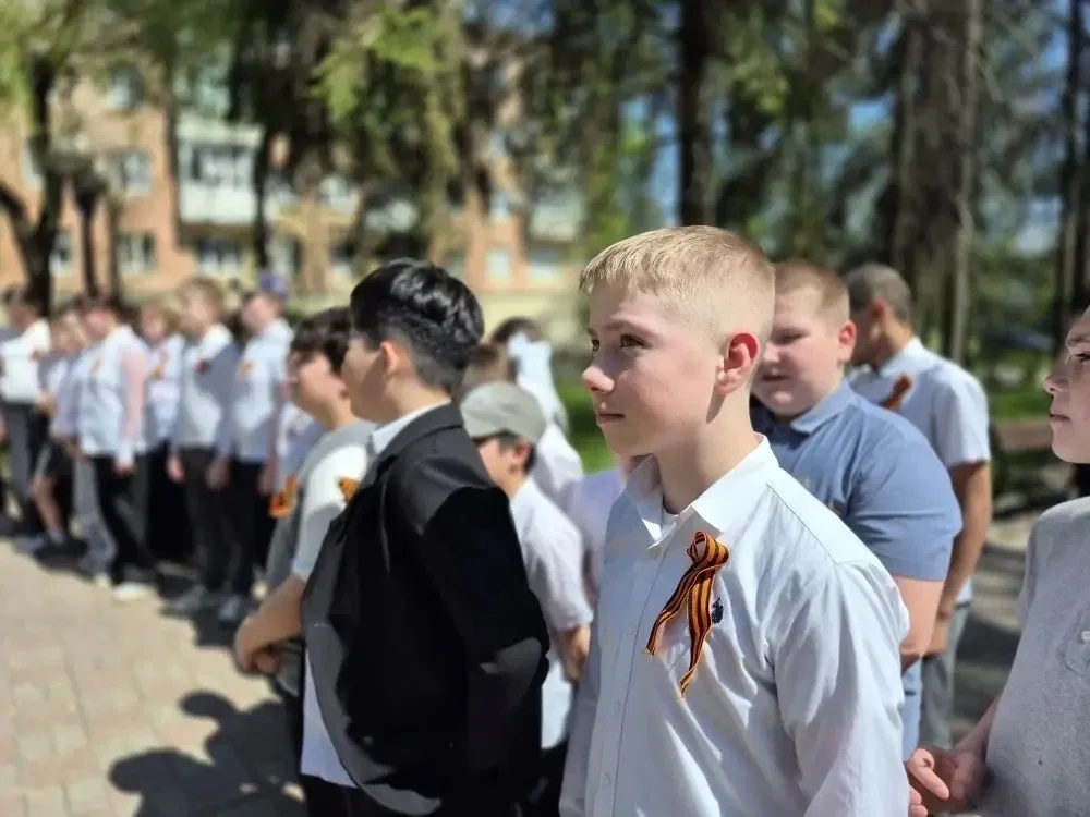 📣 Классный час о подвиге героев: память, которая живёт в сердце  В 5 «А» и 6 «Е» классах прошёл трог