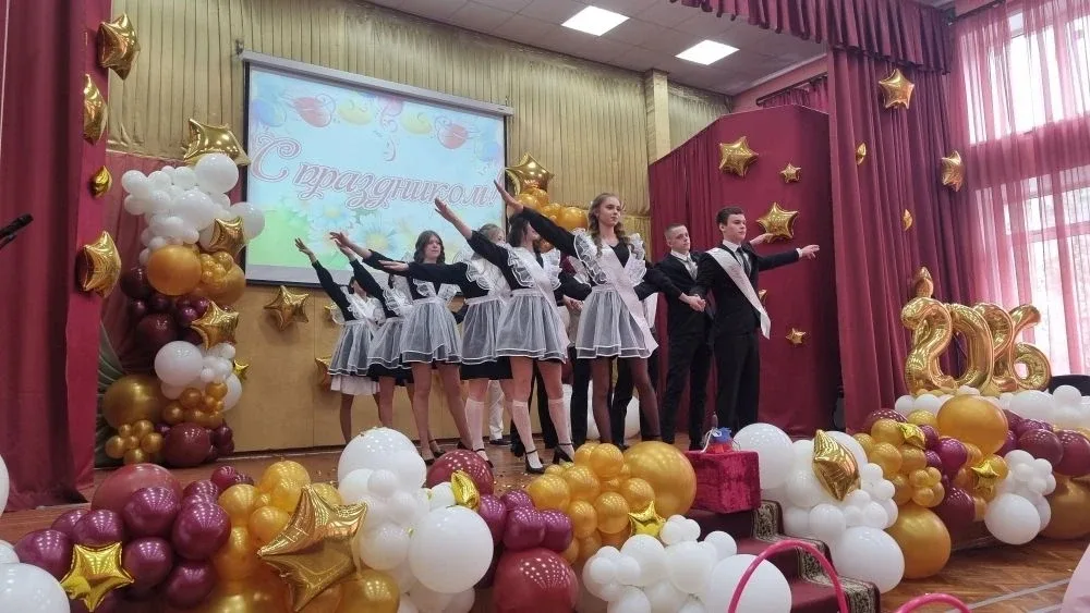 Сегодня в МАОУ СОШ № 10 прозвенел «Последний звонок» — самый грустный и самый светлый школьный празд