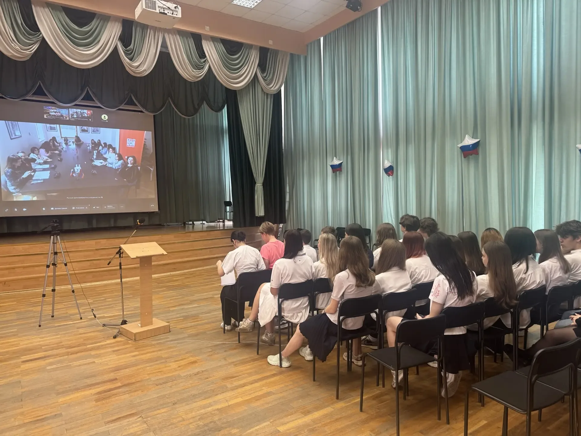 Москва и Ереван вновь соединились в прямом эфире!  🇦🇲 Вчера в нашей школе состоялся итоговый телемос
