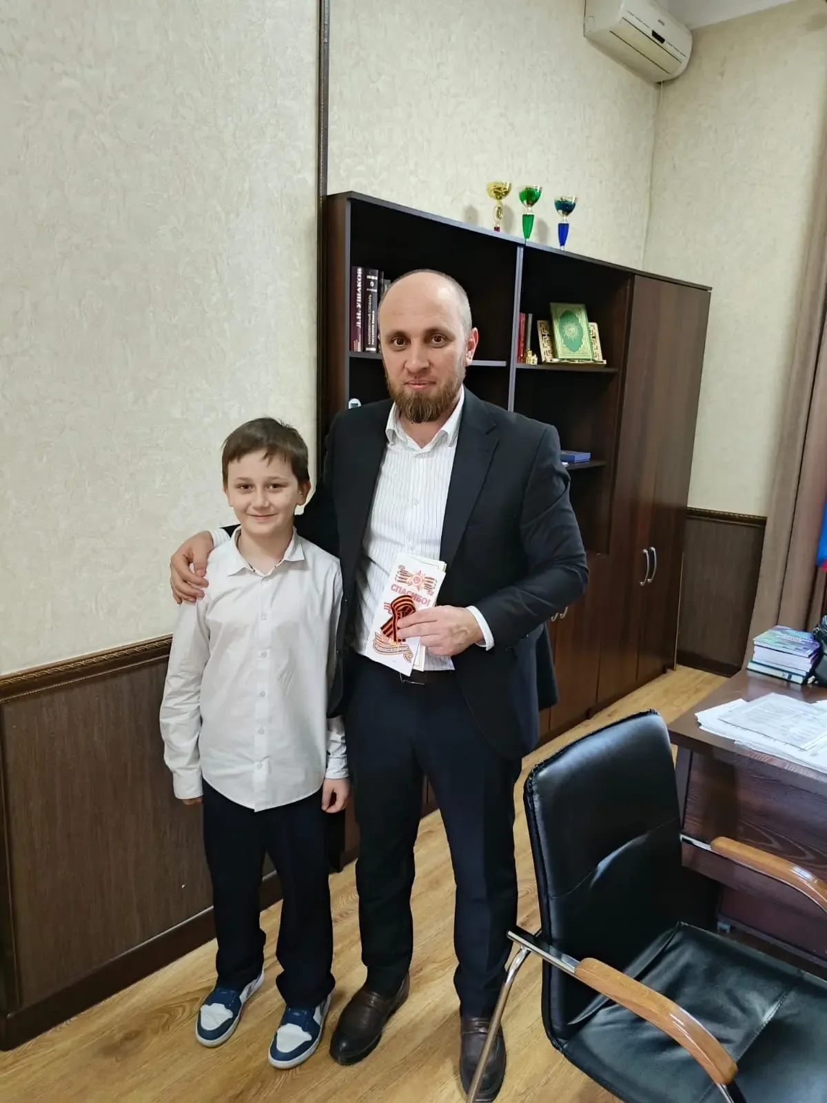 🎗 В рамках празднования Дня Победы в школе прошла акция «Георгиевская ленточка». Обучающиеся с особы