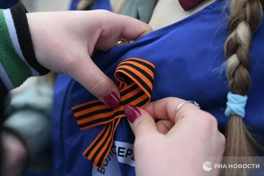 🎗В Госдуме рассказали, как правильно носить Георгиевскую ленту.  Самое уважительное место для Георги