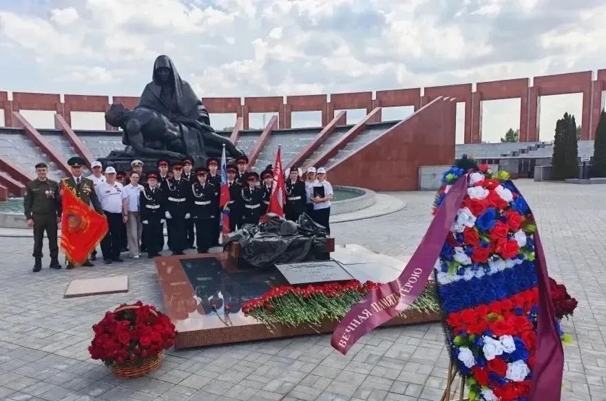 ДЕРЕВО ГЕРОЕВ  🌟Кадеты нашей школы приняли участие в патриотической акции «Дерево героев», посвященн