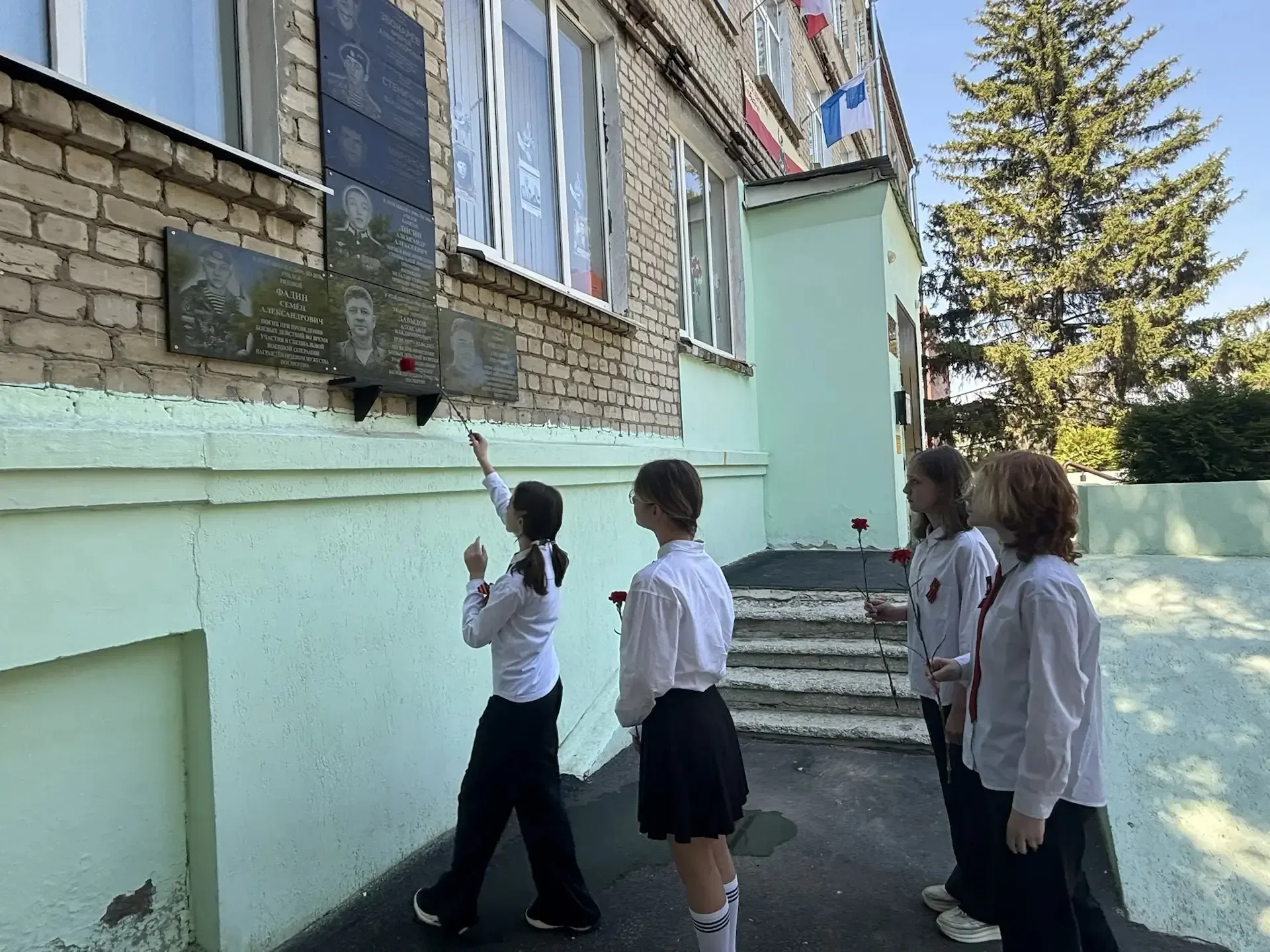ВОЗЛОЖЕНИЕ ЦВЕТОВ К ОБЕЛИСКУ ГЕРОЯМ ПАНФИЛОВЦАМ И МЕМОРИАЛЬНЫМ ДОСКАМ  По многолетней традиции в дни