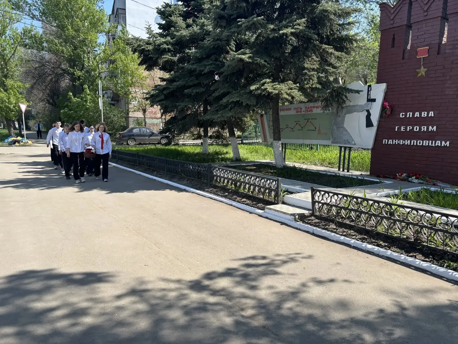 ВОЗЛОЖЕНИЕ ЦВЕТОВ К ОБЕЛИСКУ ГЕРОЯМ ПАНФИЛОВЦАМ И МЕМОРИАЛЬНЫМ ДОСКАМ  По многолетней традиции в дни