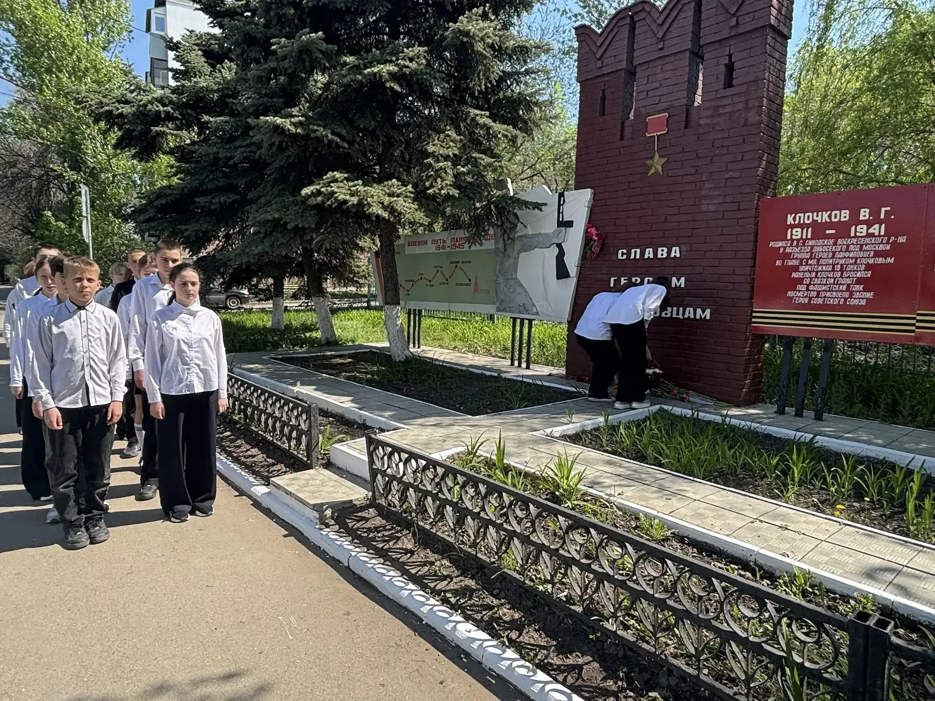 ВОЗЛОЖЕНИЕ ЦВЕТОВ К ОБЕЛИСКУ ГЕРОЯМ ПАНФИЛОВЦАМ И МЕМОРИАЛЬНЫМ ДОСКАМ  По многолетней традиции в дни