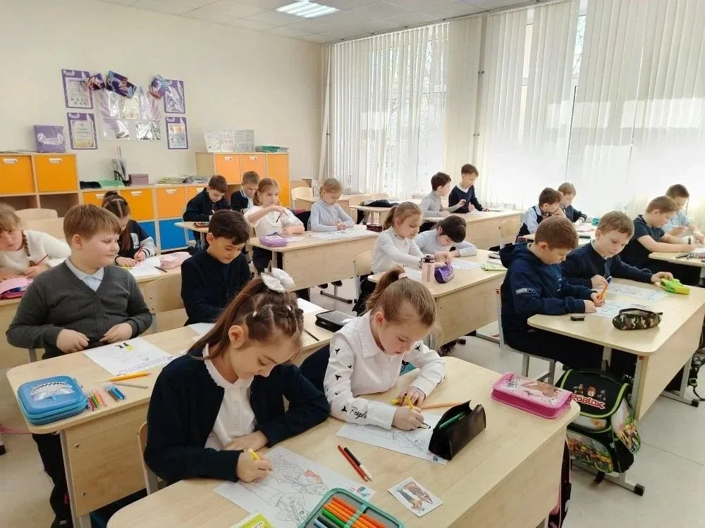 В рамках мероприятий, посвящённых Году единства народов России, в 1 «А» классе состоялось познавател