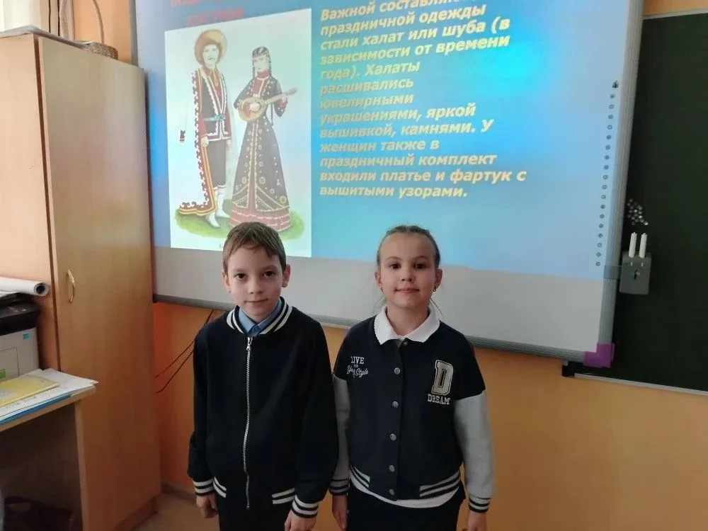 В рамках мероприятий, посвящённых Году единства народов России, в 1 «А» классе состоялось познавател