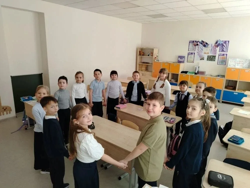 В рамках мероприятий, посвящённых Году единства народов России, в 1 «А» классе состоялось познавател
