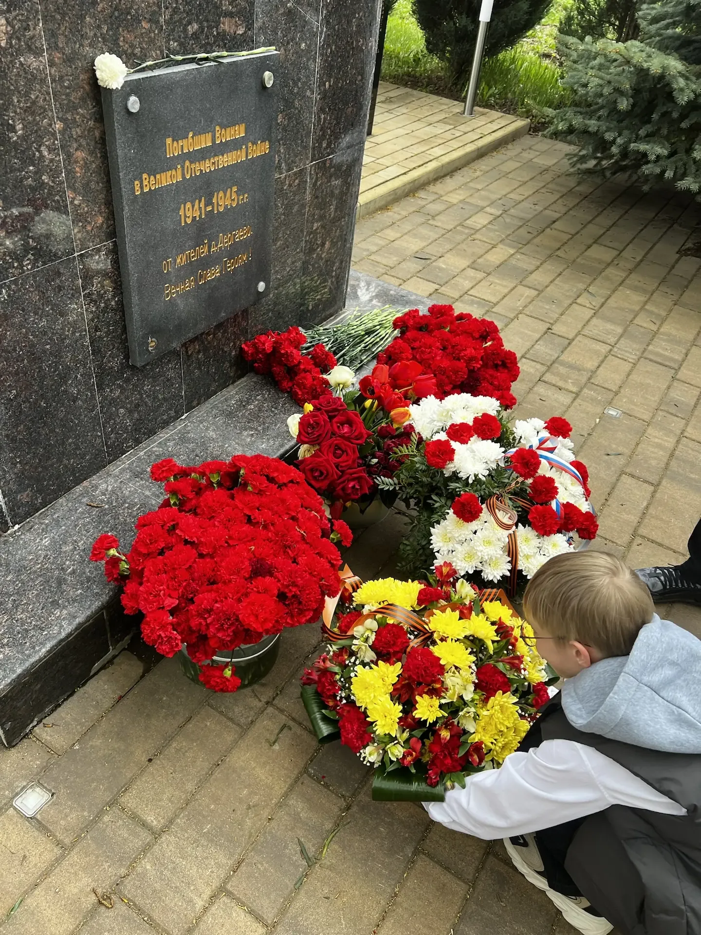 🇷🇺  В преддверии Дня Победы ученики нашей школы приняли участие в торжественной церемонии возложении