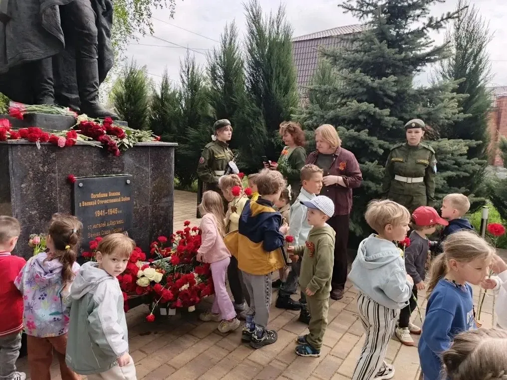 🇷🇺  В преддверии Дня Победы ученики нашей школы приняли участие в торжественной церемонии возложении