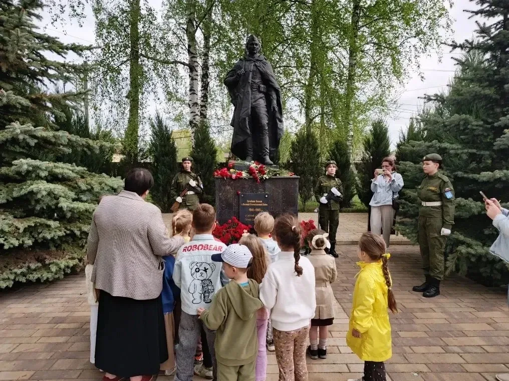 🇷🇺  В преддверии Дня Победы ученики нашей школы приняли участие в торжественной церемонии возложении