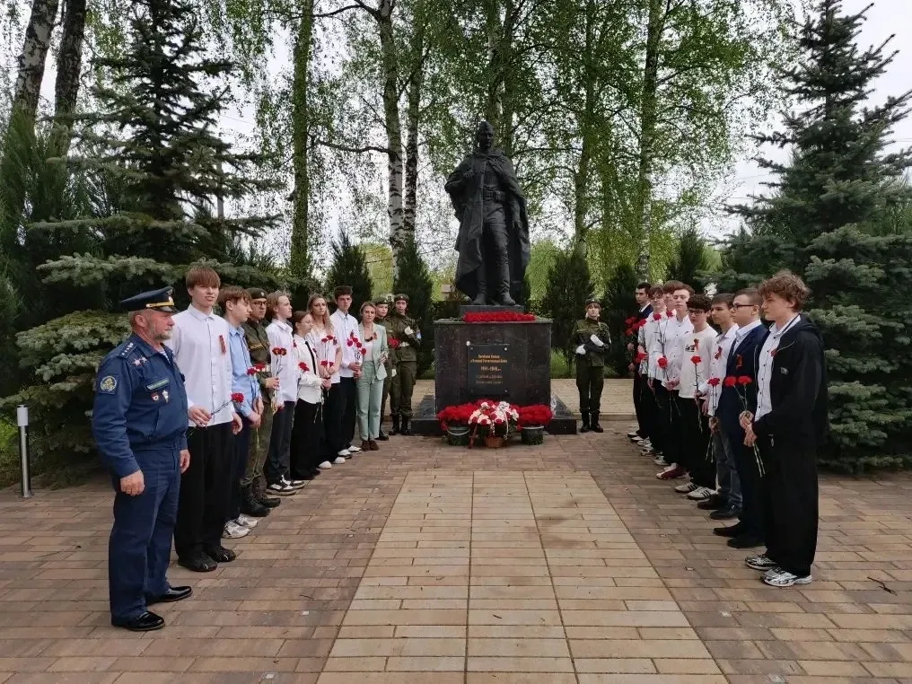 🇷🇺  В преддверии Дня Победы ученики нашей школы приняли участие в торжественной церемонии возложении