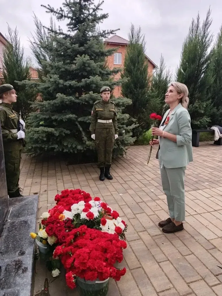 🇷🇺  В преддверии Дня Победы ученики нашей школы приняли участие в торжественной церемонии возложении