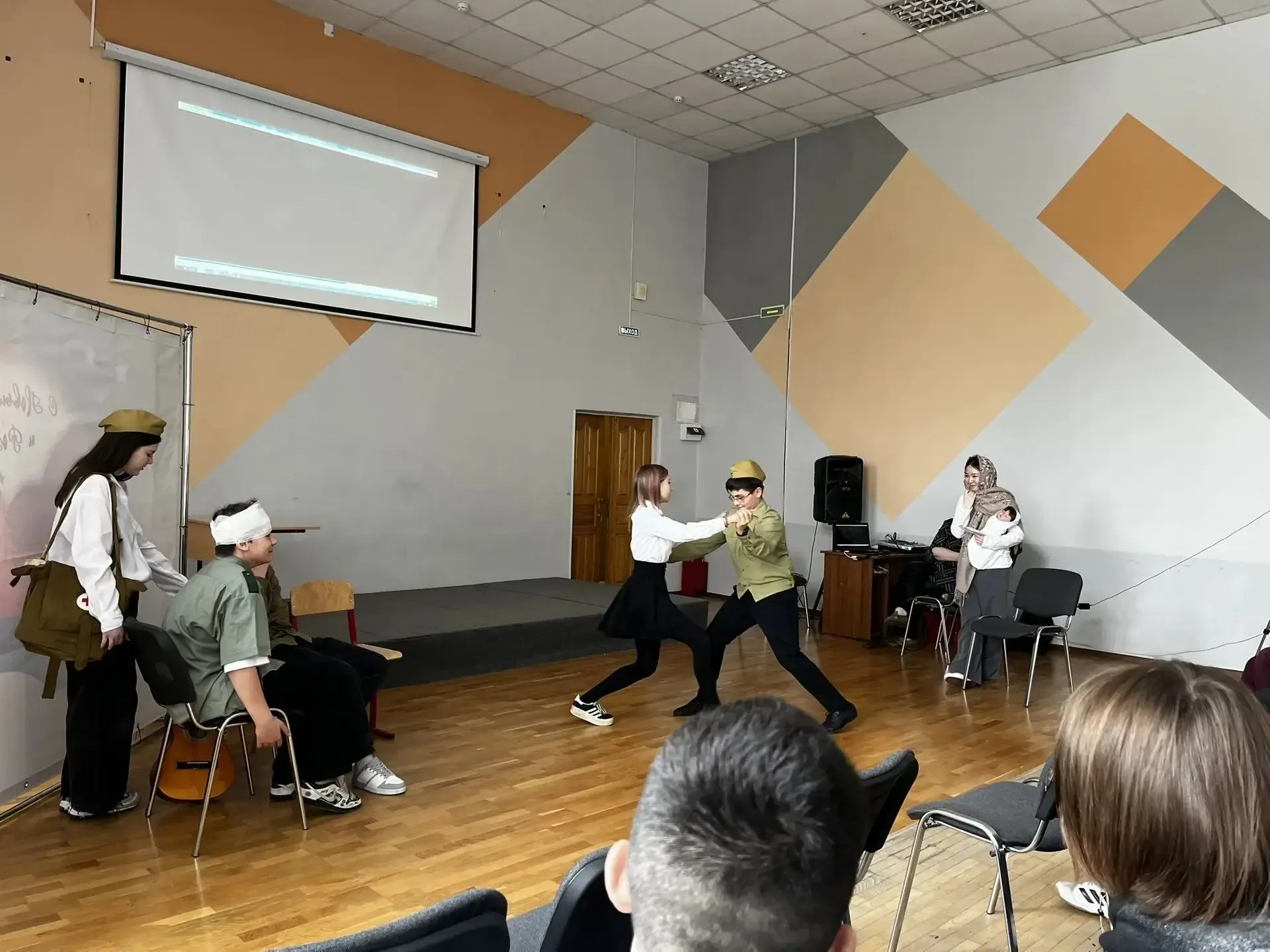 ✨ "Кто сказал, что надо бросить песни на войне? После боя сердце просит музыки вдвойне!" Эти слова к