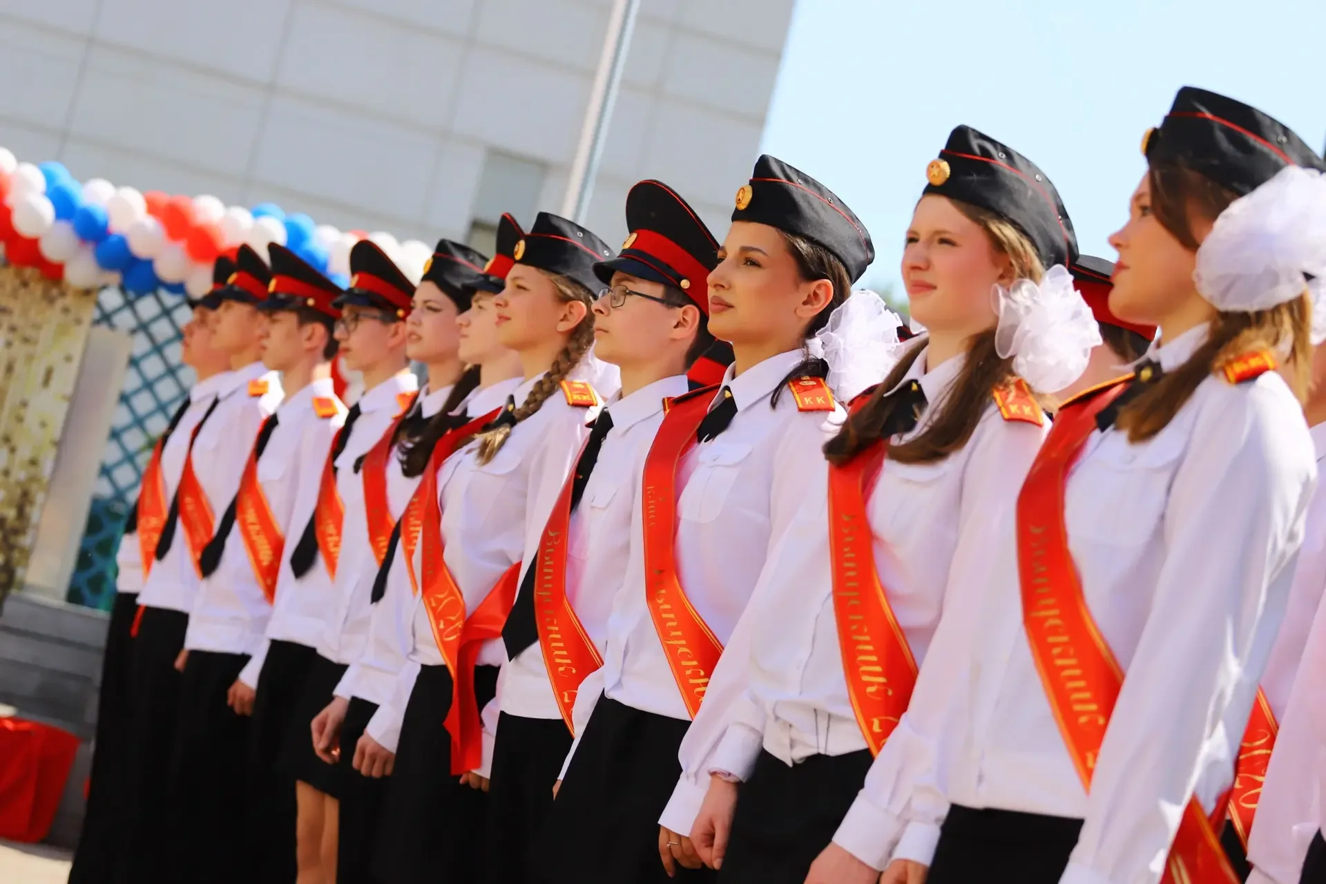 Кажется, ещё вчера они путались в кабинетах и радовались отмене контрольной… а сегодня — уже Последн