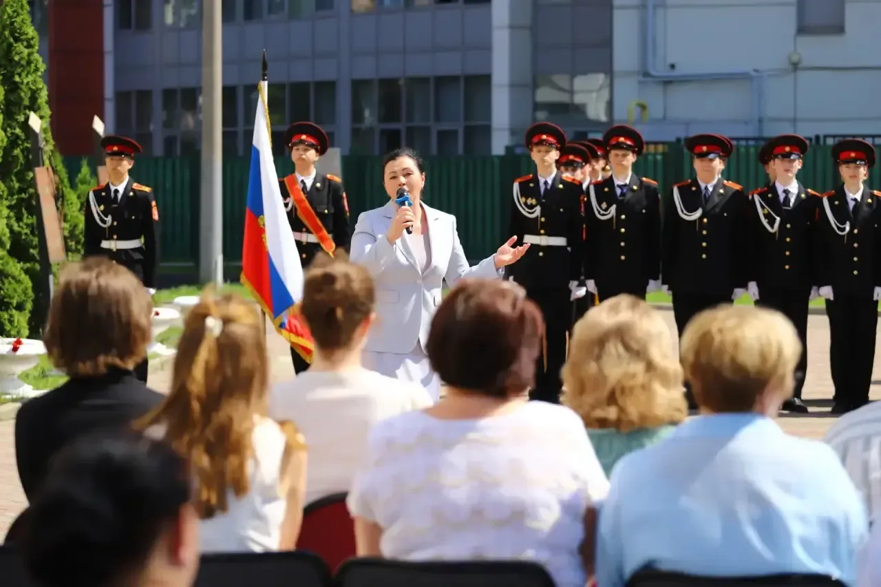 Кажется, ещё вчера они путались в кабинетах и радовались отмене контрольной… а сегодня — уже Последн