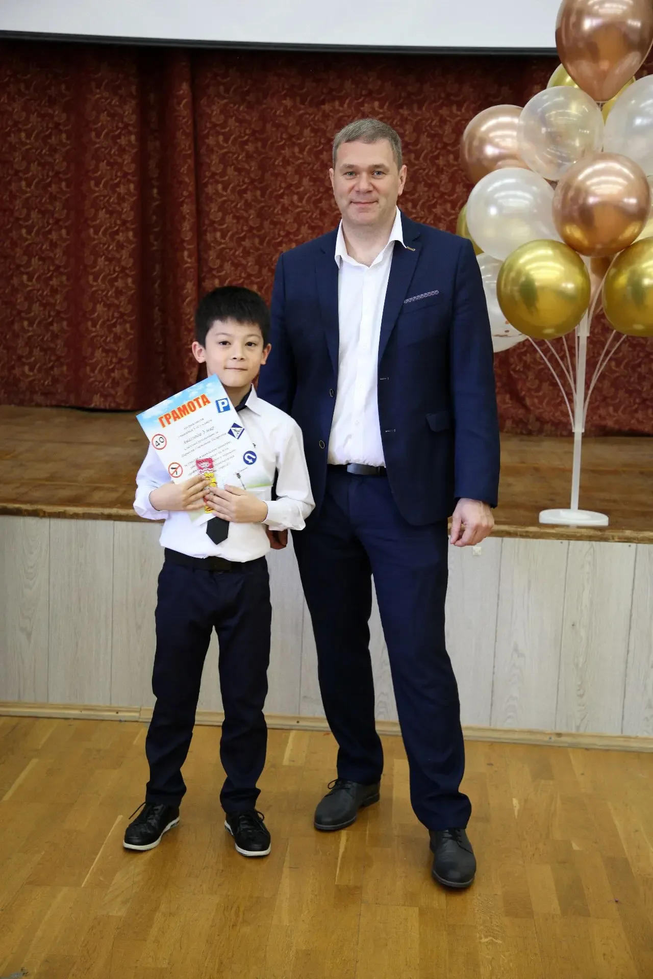 Торжественная линейка 1–4 классов  🏆 Торжественное вручение грамот самым активным и талантливым учен