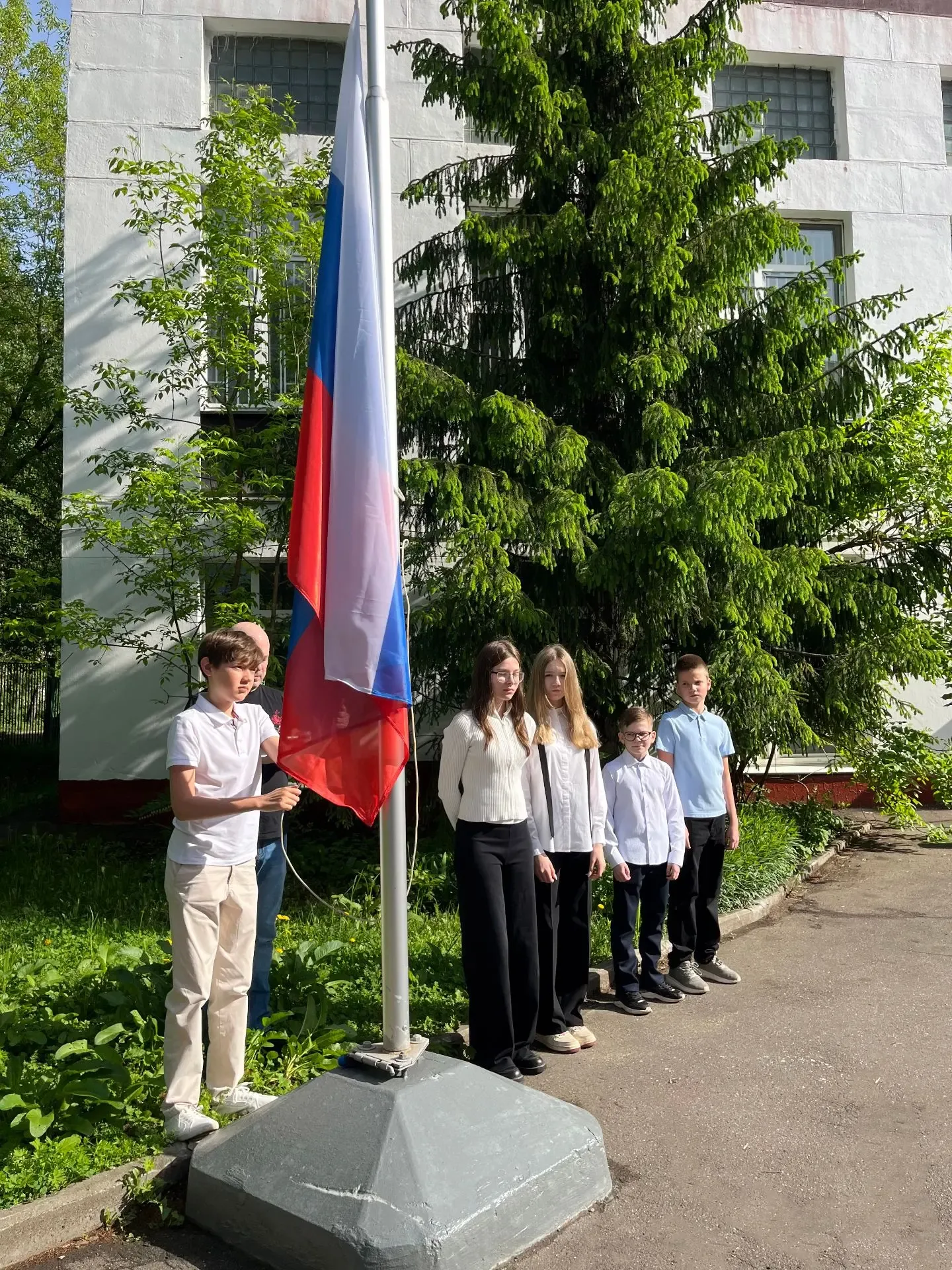 Церемония поднятия государственного флага  🇷🇺 На календаре понедельник — по доброй традиции утро нач