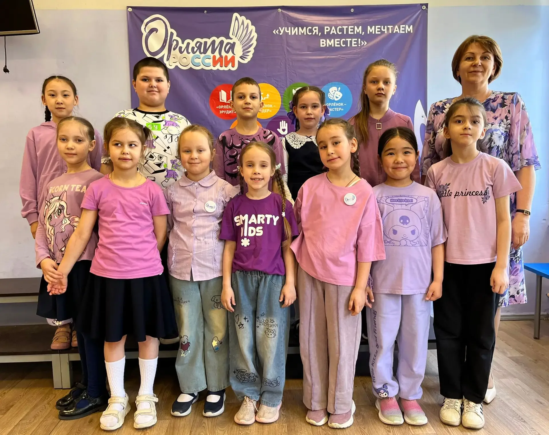 💜 Цветная пятница: день в сиреневых тонах  🦄 Сегодня в нашей школе снова праздник цвета! Школьники и