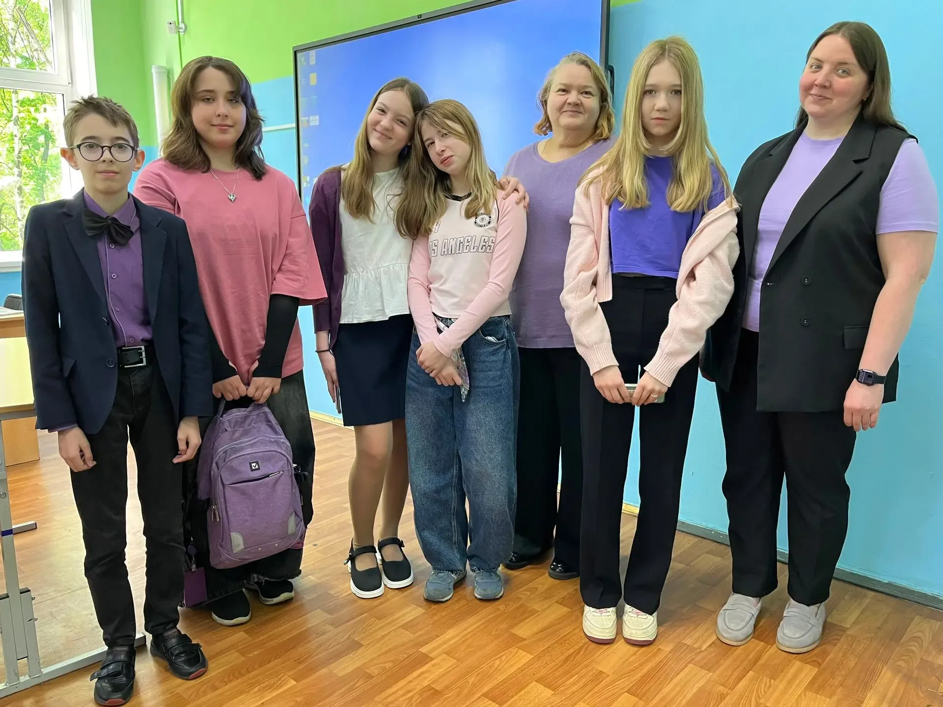 💜 Цветная пятница: день в сиреневых тонах  🦄 Сегодня в нашей школе снова праздник цвета! Школьники и