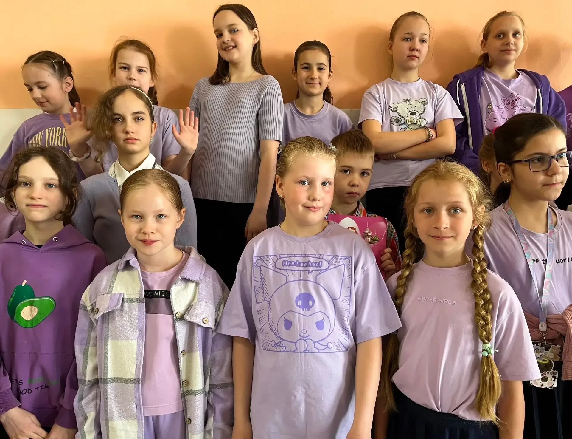💜 Цветная пятница: день в сиреневых тонах  🦄 Сегодня в нашей школе снова праздник цвета! Школьники и