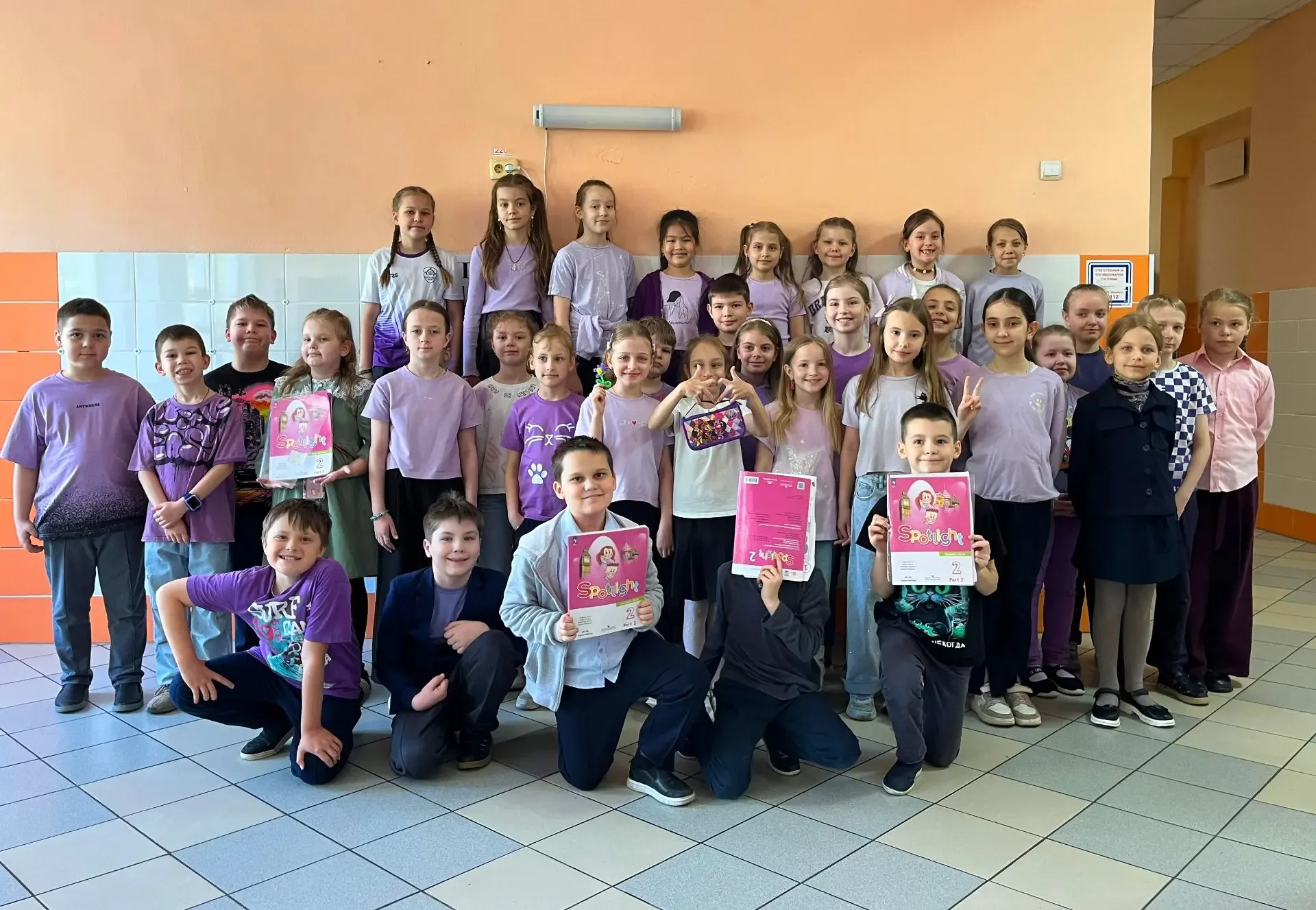💜 Цветная пятница: день в сиреневых тонах  🦄 Сегодня в нашей школе снова праздник цвета! Школьники и