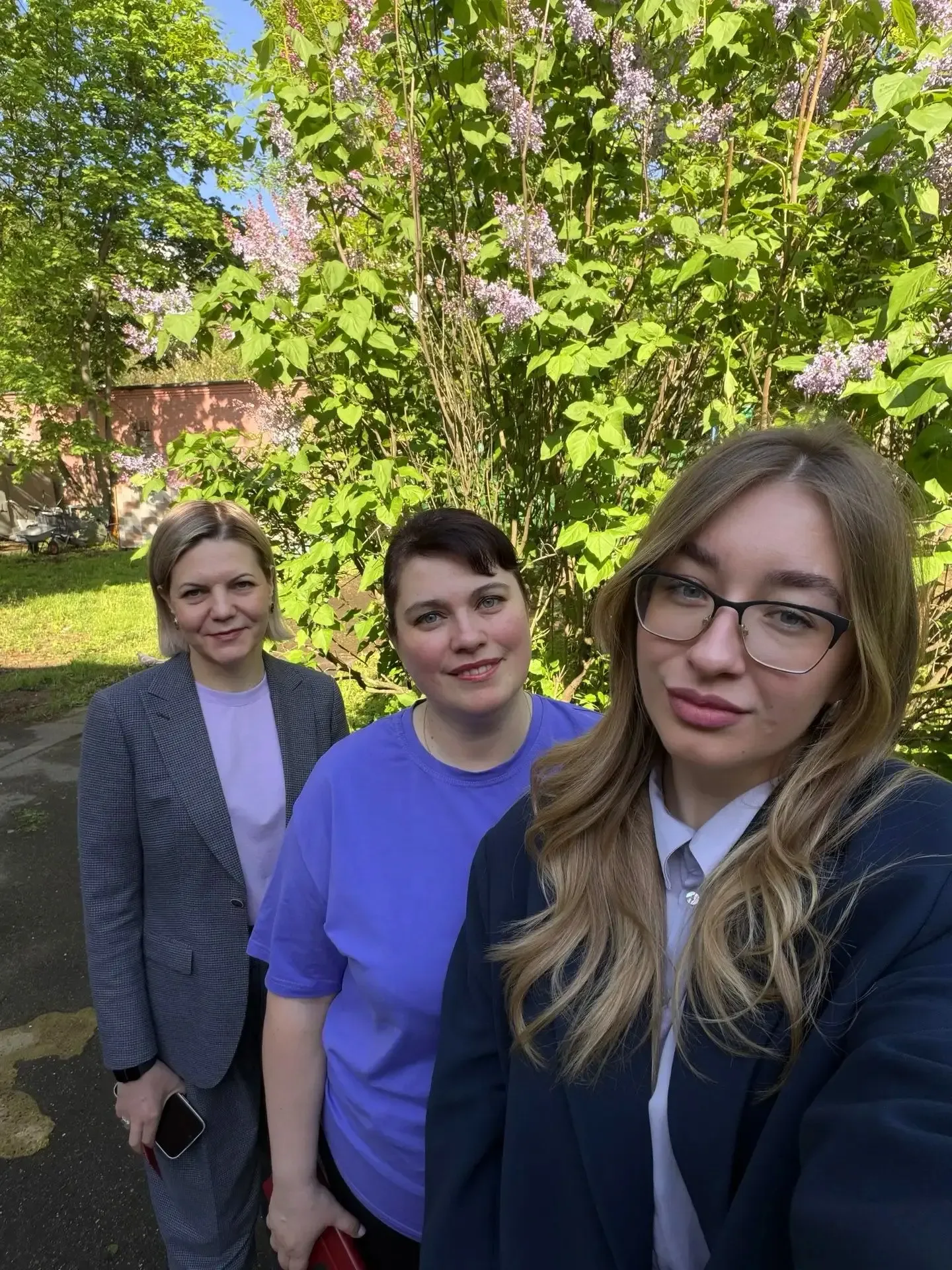💜 Цветная пятница: день в сиреневых тонах  🦄 Сегодня в нашей школе снова праздник цвета! Школьники и