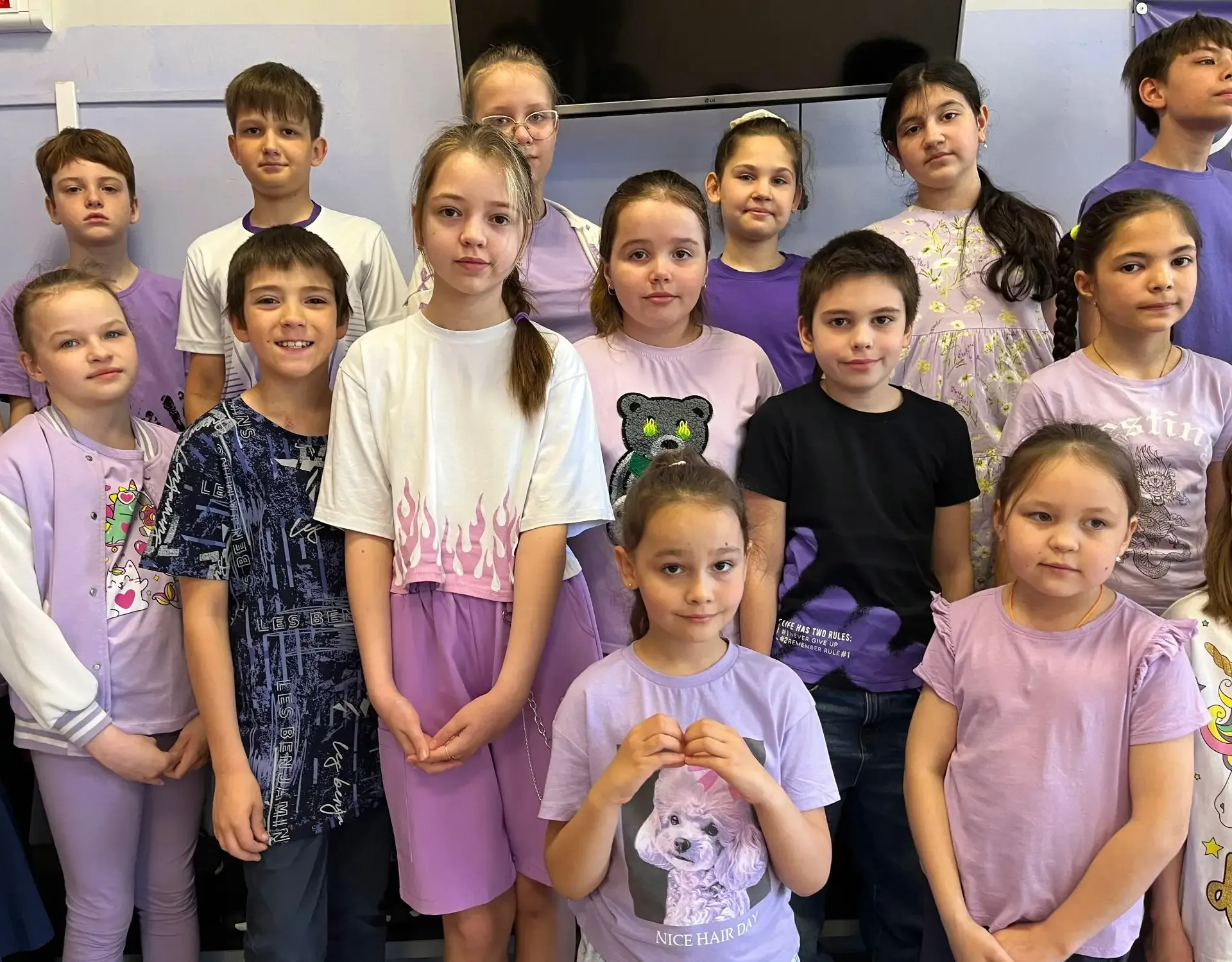 💜 Цветная пятница: день в сиреневых тонах  🦄 Сегодня в нашей школе снова праздник цвета! Школьники и