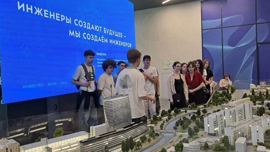 Десятиклассники побывали в МГТУ им. Баумана!  🎓 Ученики 10 класса, включая участников городского про
