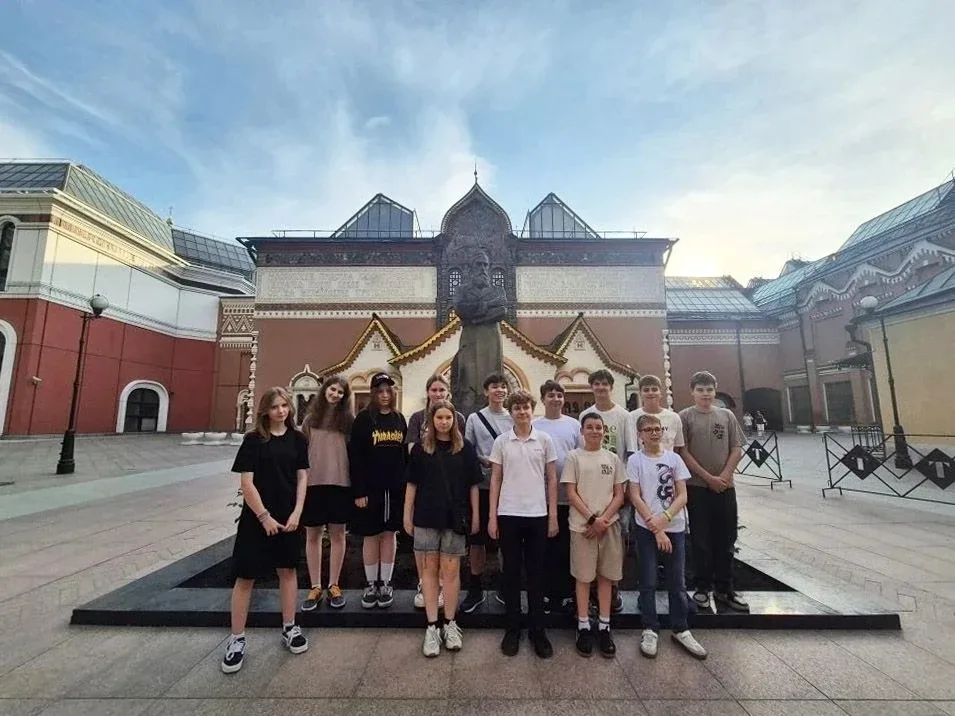 В мире искусства: 8 класс в Третьяковской галерее 🎨  ✨Ученики 8 класса посетили Третьяковскую галере