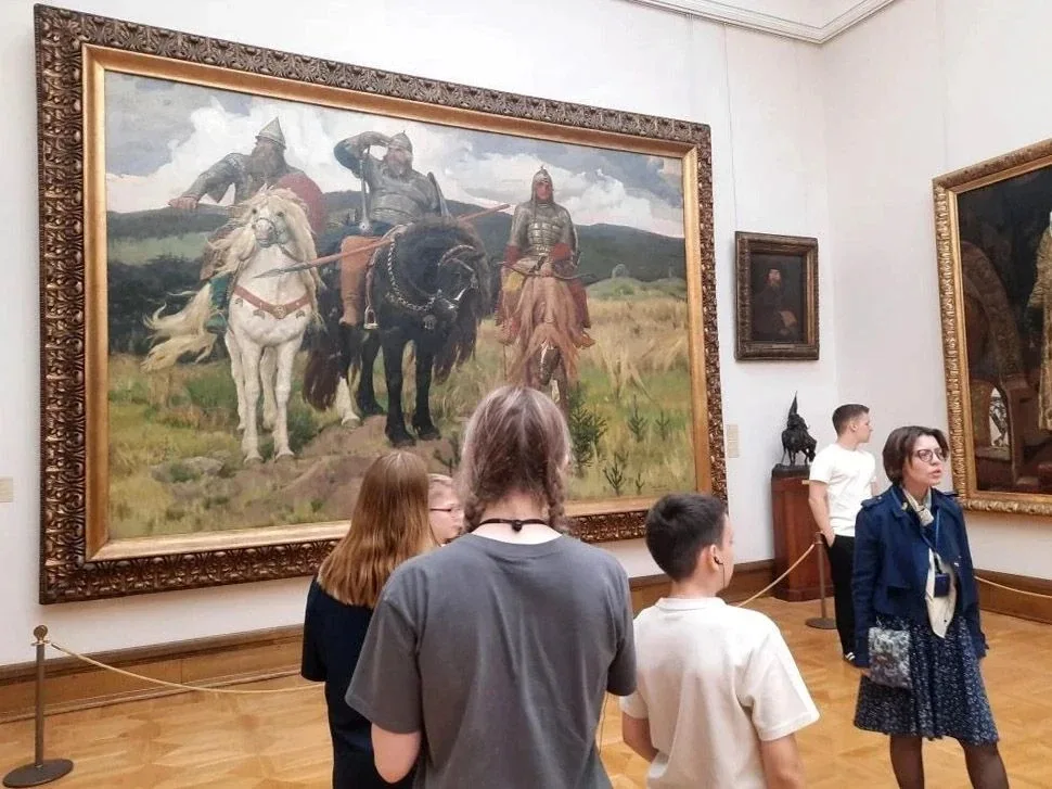 В мире искусства: 8 класс в Третьяковской галерее 🎨  ✨Ученики 8 класса посетили Третьяковскую галере
