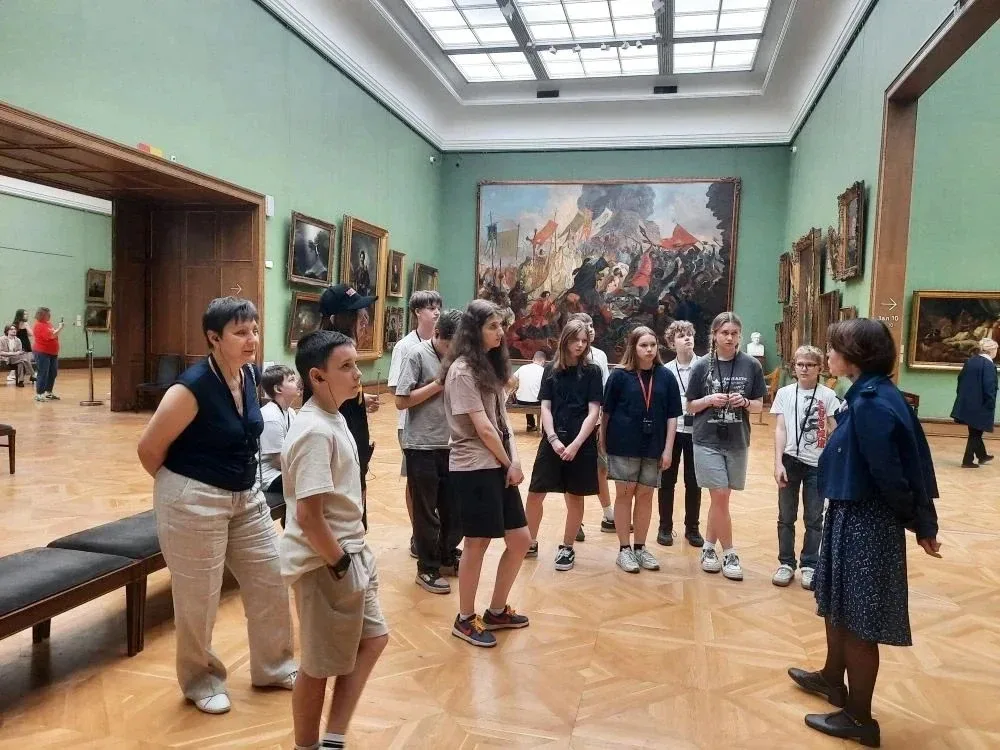В мире искусства: 8 класс в Третьяковской галерее 🎨  ✨Ученики 8 класса посетили Третьяковскую галере