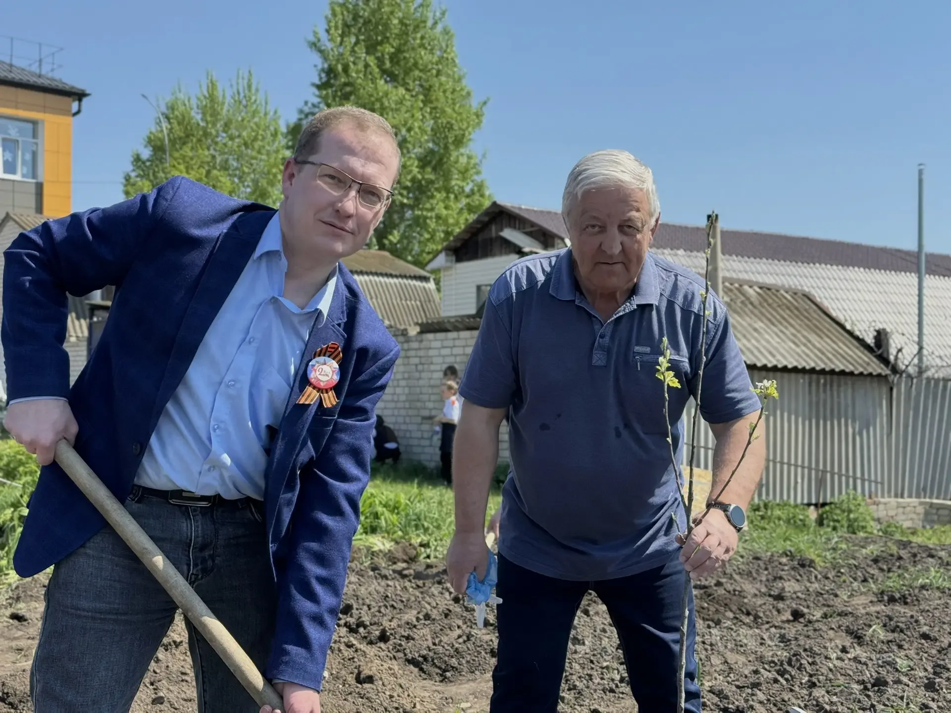 🌳Как мы писали историю в преддверии Дня Победы!   8 мая в нашей школе случилось то, что трудно перед