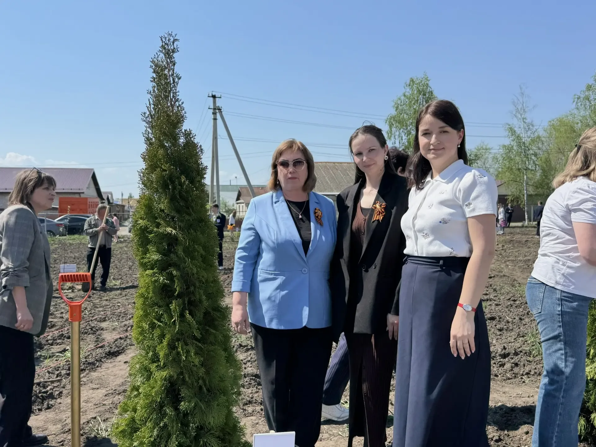 🌳Как мы писали историю в преддверии Дня Победы!   8 мая в нашей школе случилось то, что трудно перед